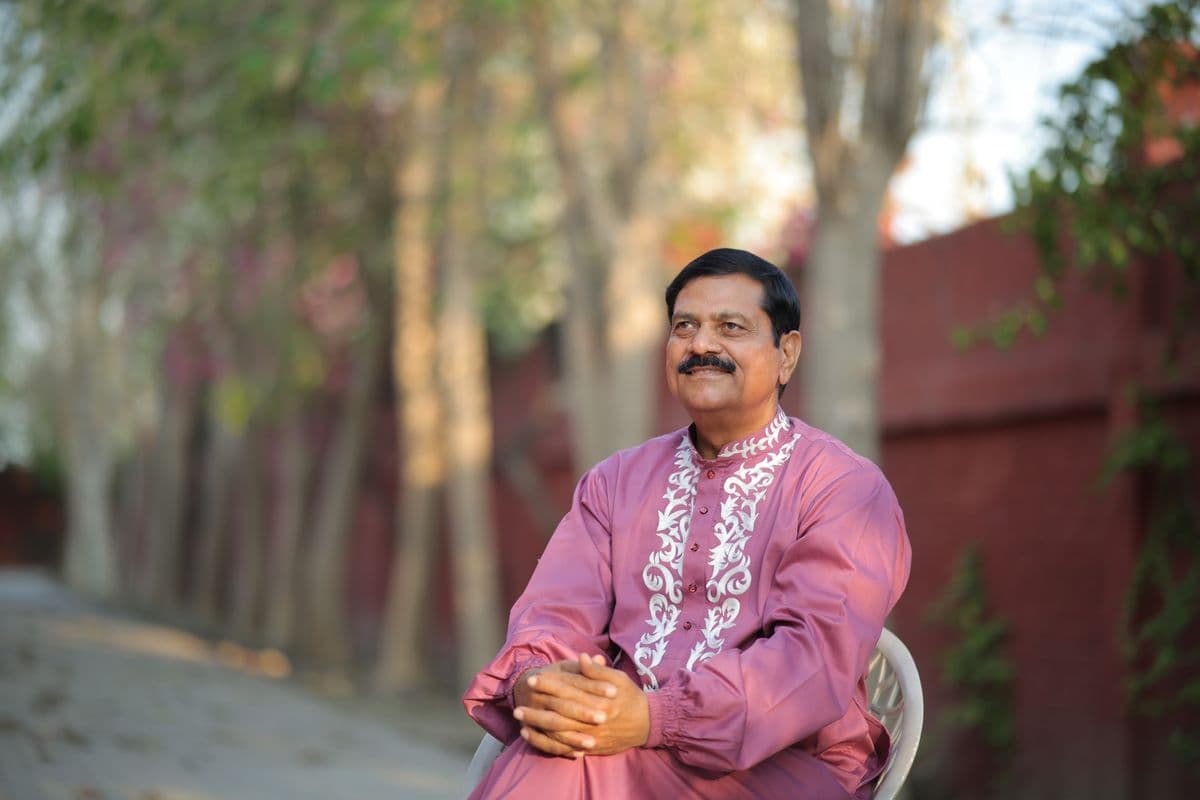 बगीचे में बैठे, मुस्कुराते हुए आनंदो