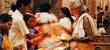सेवा के दौरान भोजन परोसते स्वयंसेवक